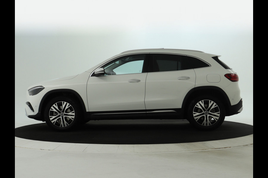 Mercedes-Benz GLA 250 e Plug-In Hybride Panorama Schuif-Kanteldak | Dodehoekassist | Memory Voorstoelen | Sfeerverlichting | 11 kW Laden | Stuur en Stoelverwarming. Inclusief 24 maanden MB Certified garantie voor Europa.