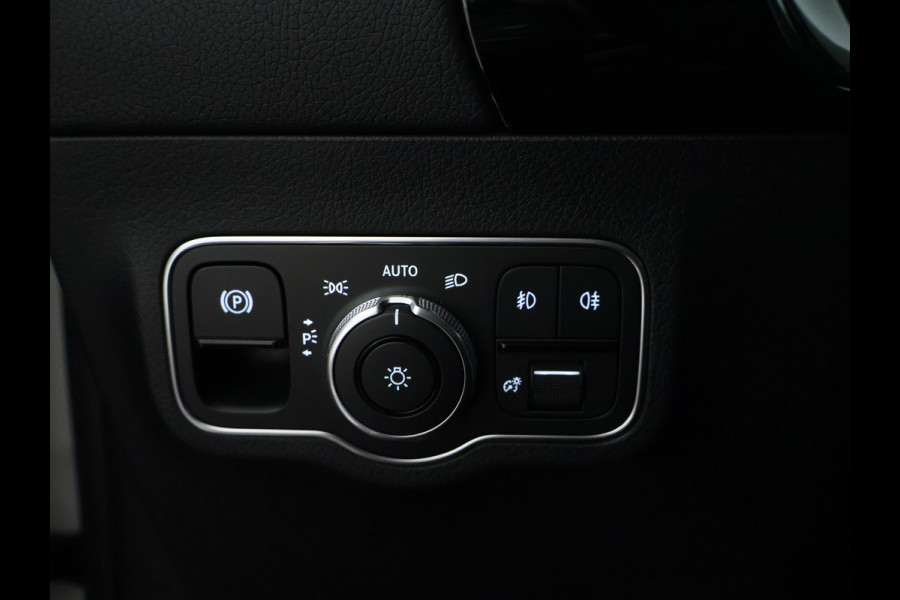 Mercedes-Benz GLA 250 e Plug-In Hybride Panorama Schuif-Kanteldak | Dodehoekassist | Memory Voorstoelen | Sfeerverlichting | 11 kW Laden | Stuur en Stoelverwarming. Inclusief 24 maanden MB Certified garantie voor Europa.
