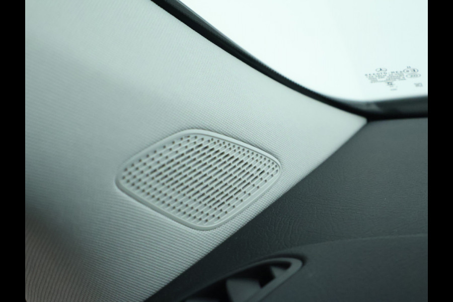 Mercedes-Benz GLA 250 e Plug-In Hybride Panorama Schuif-Kanteldak | Dodehoekassist | Memory Voorstoelen | Sfeerverlichting | 11 kW Laden | Stuur en Stoelverwarming. Inclusief 24 maanden MB Certified garantie voor Europa.