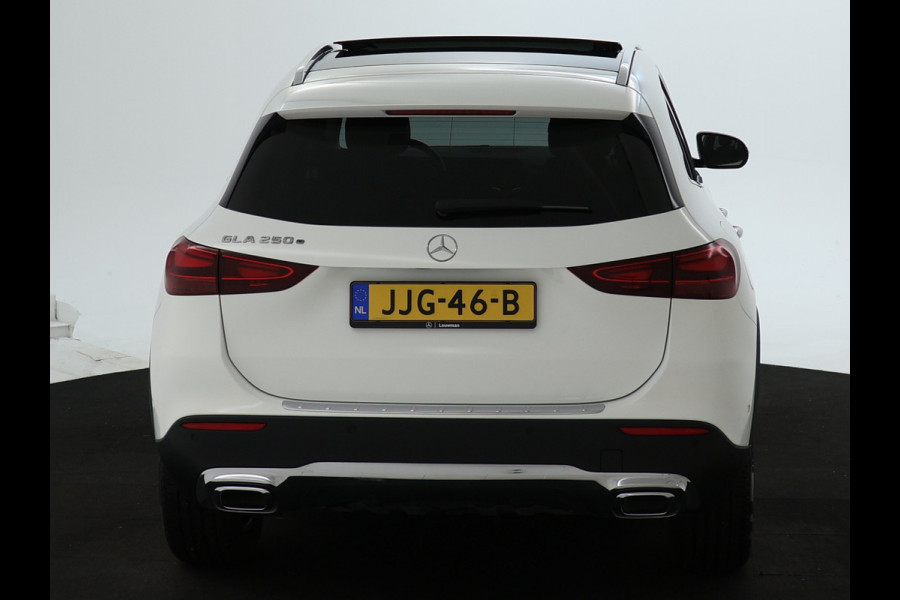 Mercedes-Benz GLA 250 e Plug-In Hybride Panorama Schuif-Kanteldak | Dodehoekassist | Memory Voorstoelen | Sfeerverlichting | 11 kW Laden | Stuur en Stoelverwarming. Inclusief 24 maanden MB Certified garantie voor Europa.