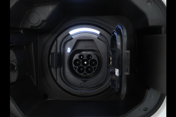 Mercedes-Benz GLA 250 e Plug-In Hybride Panorama Schuif-Kanteldak | Dodehoekassist | Memory Voorstoelen | Sfeerverlichting | 11 kW Laden | Stuur en Stoelverwarming. Inclusief 24 maanden MB Certified garantie voor Europa.