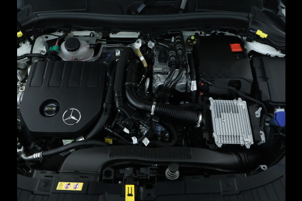 Mercedes-Benz GLA 250 e Plug-In Hybride Panorama Schuif-Kanteldak | Dodehoekassist | Memory Voorstoelen | Sfeerverlichting | 11 kW Laden | Stuur en Stoelverwarming. Inclusief 24 maanden MB Certified garantie voor Europa.
