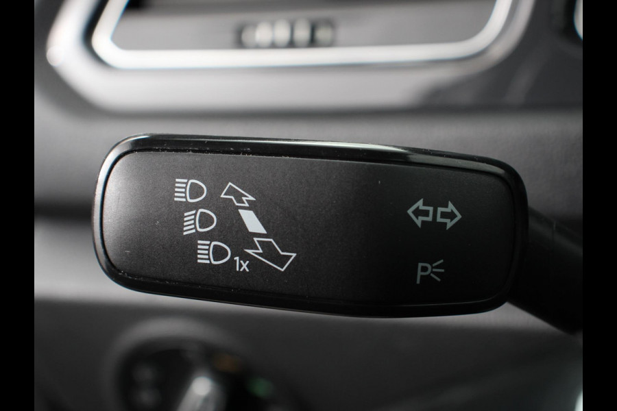 Volkswagen T-Roc 1.5 TSI 150pk Automaat Sport Team | Navigatie | Apple Carplay/Android Auto | Camera | Electrische achterklep | Climate Control | Led | Lichtmetalen Velgen