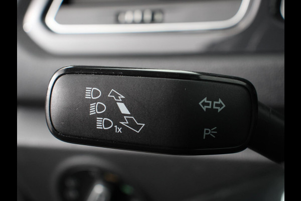 Volkswagen T-Roc 1.5 TSI 150pk Automaat Sport Team | Navigatie | Apple Carplay/Android Auto | Camera | Electrische achterklep | Climate Control | Led | Lichtmetalen Velgen