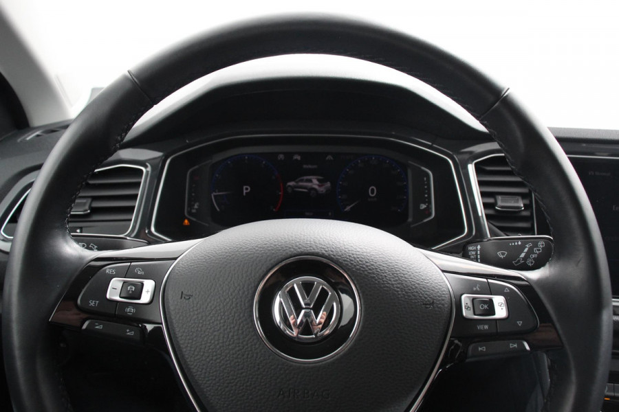 Volkswagen T-Roc 1.5 TSI 150pk Automaat Sport Team | Navigatie | Apple Carplay/Android Auto | Camera | Electrische achterklep | Climate Control | Led | Lichtmetalen Velgen