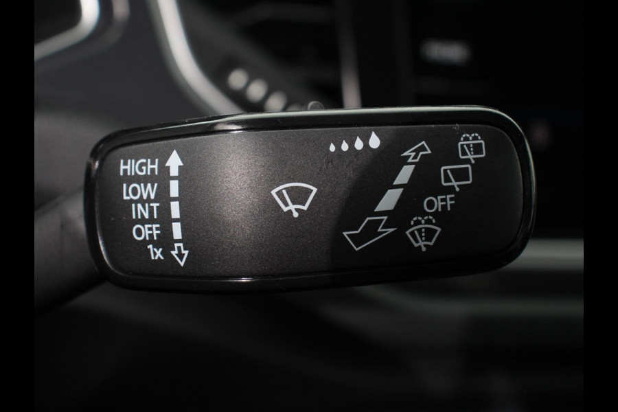 Volkswagen T-Roc 1.5 TSI 150pk Automaat Sport Team | Navigatie | Apple Carplay/Android Auto | Camera | Electrische achterklep | Climate Control | Led | Lichtmetalen Velgen