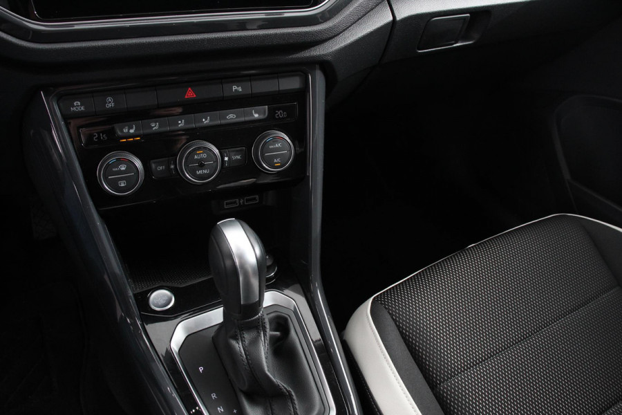 Volkswagen T-Roc 1.5 TSI 150pk Automaat Sport Team | Navigatie | Apple Carplay/Android Auto | Camera | Electrische achterklep | Climate Control | Led | Lichtmetalen Velgen