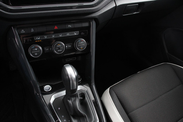 Volkswagen T-Roc 1.5 TSI 150pk Automaat Sport Team | Navigatie | Apple Carplay/Android Auto | Camera | Electrische achterklep | Climate Control | Led | Lichtmetalen Velgen