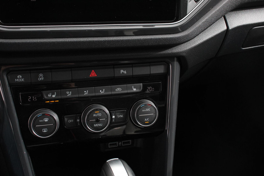 Volkswagen T-Roc 1.5 TSI 150pk Automaat Sport Team | Navigatie | Apple Carplay/Android Auto | Camera | Electrische achterklep | Climate Control | Led | Lichtmetalen Velgen