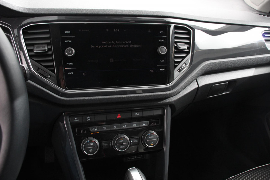 Volkswagen T-Roc 1.5 TSI 150pk Automaat Sport Team | Navigatie | Apple Carplay/Android Auto | Camera | Electrische achterklep | Climate Control | Led | Lichtmetalen Velgen