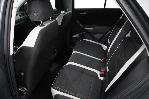 Volkswagen T-Roc 1.5 TSI 150pk Automaat Sport Team | Navigatie | Apple Carplay/Android Auto | Camera | Electrische achterklep | Climate Control | Led | Lichtmetalen Velgen