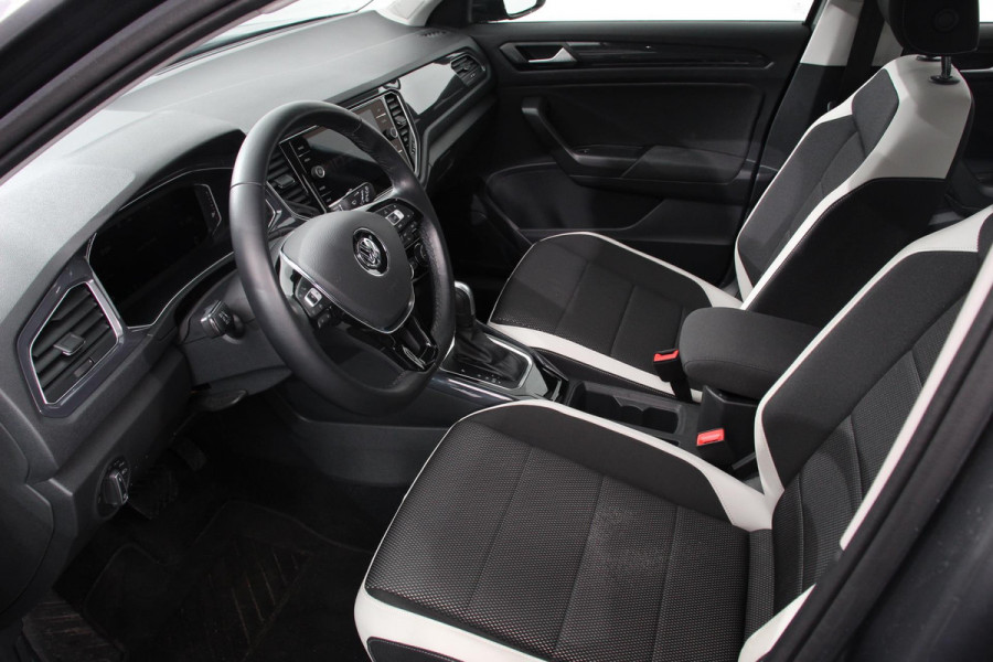 Volkswagen T-Roc 1.5 TSI 150pk Automaat Sport Team | Navigatie | Apple Carplay/Android Auto | Camera | Electrische achterklep | Climate Control | Led | Lichtmetalen Velgen