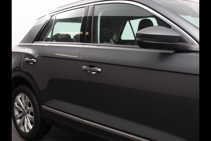 Volkswagen T-Roc 1.5 TSI 150pk Automaat Sport Team | Navigatie | Apple Carplay/Android Auto | Camera | Electrische achterklep | Climate Control | Led | Lichtmetalen Velgen