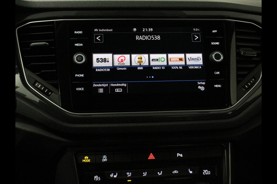Volkswagen T-Roc 1.5 TSI 150pk Automaat Sport Team | Navigatie | Apple Carplay/Android Auto | Camera | Electrische achterklep | Climate Control | Led | Lichtmetalen Velgen