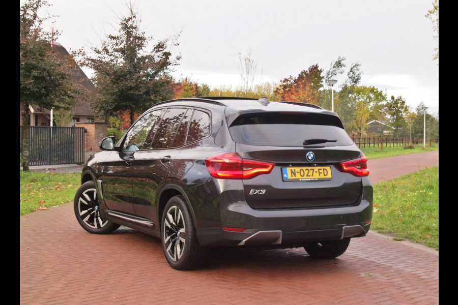 BMW iX3 Executive 80 kWh | SOH 99% | Panoramadak | Camera | Trekhaak | Sfeerverlichting | Apple Carplay |