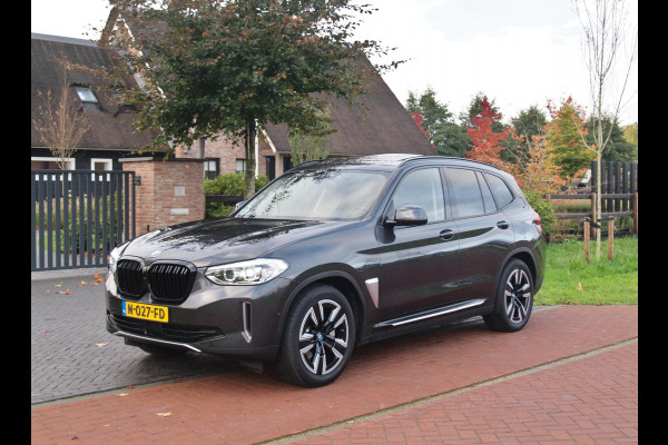 BMW iX3 Executive 80 kWh | SOH 99% | Panoramadak | Camera | Trekhaak | Sfeerverlichting | Apple Carplay |
