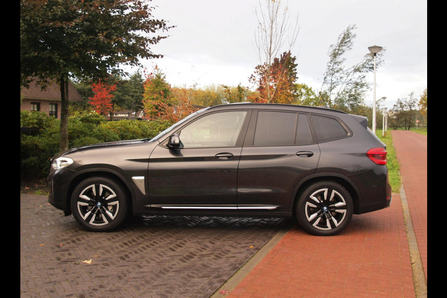 BMW iX3 Executive 80 kWh | SOH 99% | Panoramadak | Camera | Trekhaak | Sfeerverlichting | Apple Carplay |