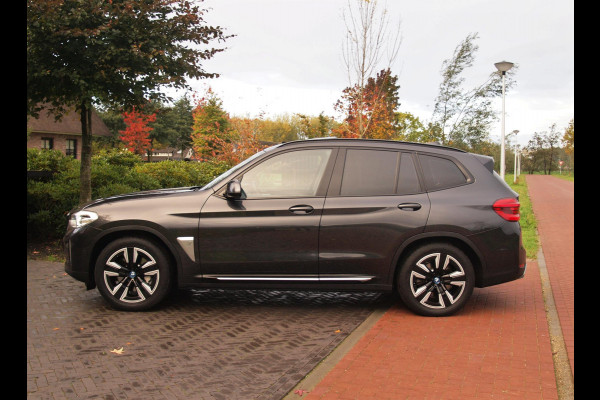 BMW iX3 Executive 80 kWh | SOH 99% | Panoramadak | Camera | Trekhaak | Sfeerverlichting | Apple Carplay |