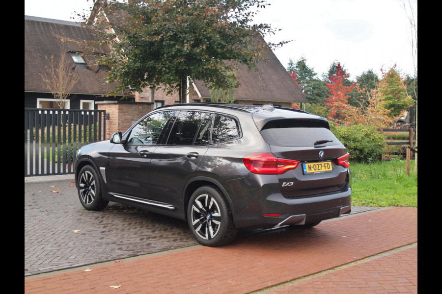BMW iX3 Executive 80 kWh | SOH 99% | Panoramadak | Camera | Trekhaak | Sfeerverlichting | Apple Carplay |