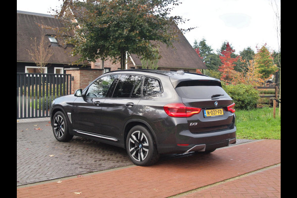BMW iX3 Executive 80 kWh | SOH 99% | Panoramadak | Camera | Trekhaak | Sfeerverlichting | Apple Carplay |