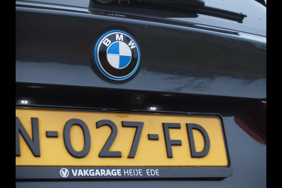 BMW iX3 Executive 80 kWh | SOH 99% | Panoramadak | Camera | Trekhaak | Sfeerverlichting | Apple Carplay |