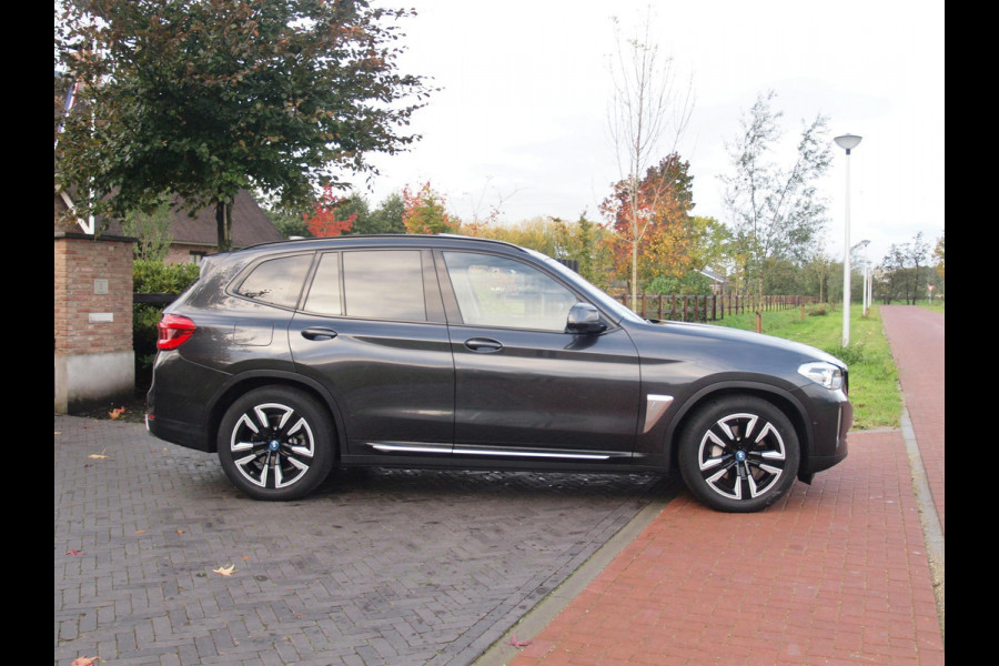 BMW iX3 Executive 80 kWh | SOH 99% | Panoramadak | Camera | Trekhaak | Sfeerverlichting | Apple Carplay |