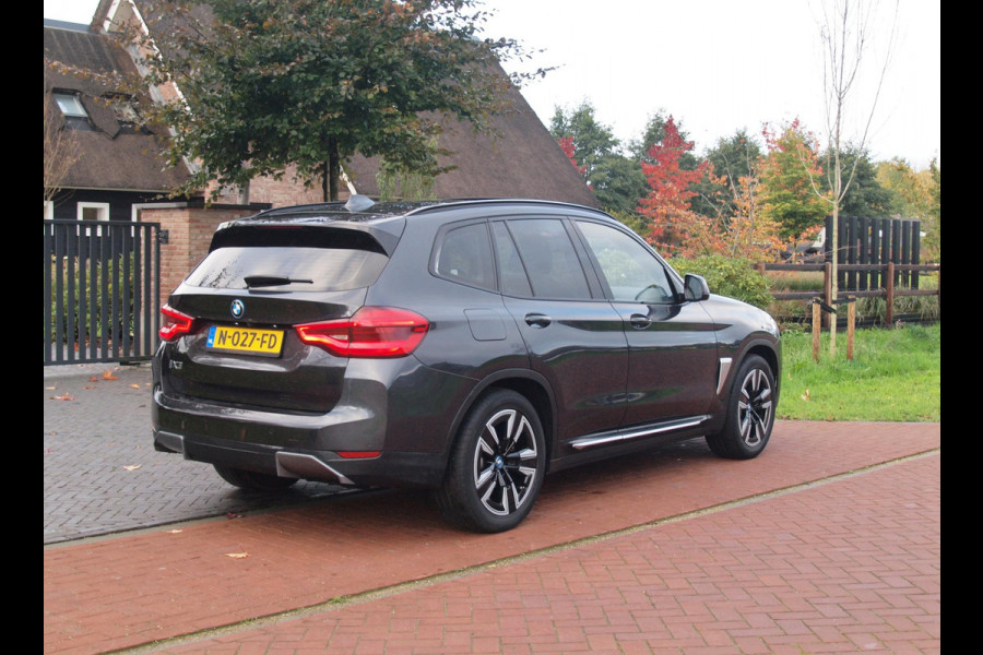 BMW iX3 Executive 80 kWh | SOH 99% | Panoramadak | Camera | Trekhaak | Sfeerverlichting | Apple Carplay |