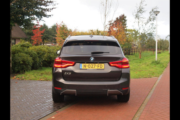 BMW iX3 Executive 80 kWh | SOH 99% | Panoramadak | Camera | Trekhaak | Sfeerverlichting | Apple Carplay |