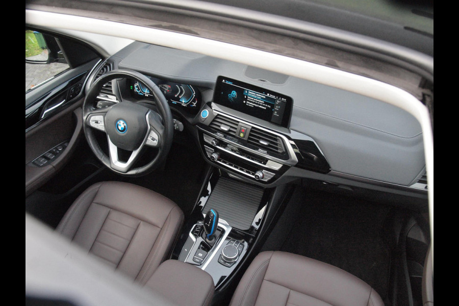 BMW iX3 Executive 80 kWh | SOH 99% | Panoramadak | Camera | Trekhaak | Sfeerverlichting | Apple Carplay |