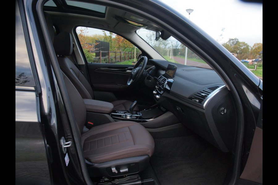 BMW iX3 Executive 80 kWh | SOH 99% | Panoramadak | Camera | Trekhaak | Sfeerverlichting | Apple Carplay |