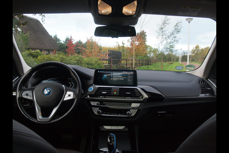 BMW iX3 Executive 80 kWh | SOH 99% | Panoramadak | Camera | Trekhaak | Sfeerverlichting | Apple Carplay |