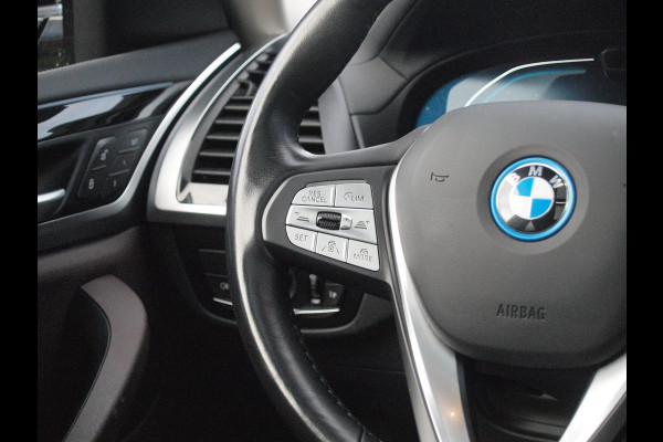 BMW iX3 Executive 80 kWh | SOH 99% | Panoramadak | Camera | Trekhaak | Sfeerverlichting | Apple Carplay |