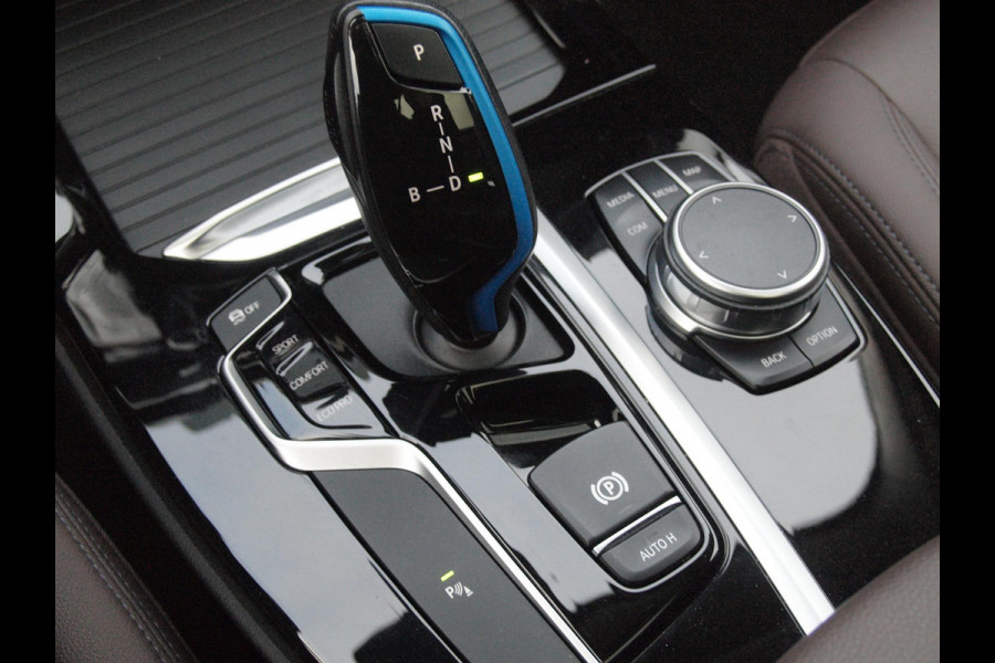 BMW iX3 Executive 80 kWh | SOH 99% | Panoramadak | Camera | Trekhaak | Sfeerverlichting | Apple Carplay |