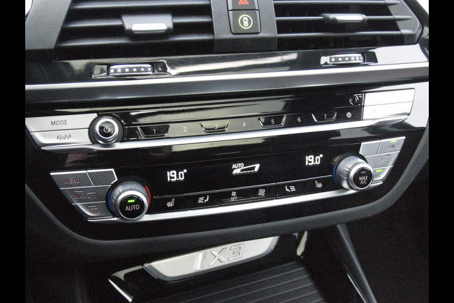 BMW iX3 Executive 80 kWh | SOH 99% | Panoramadak | Camera | Trekhaak | Sfeerverlichting | Apple Carplay |