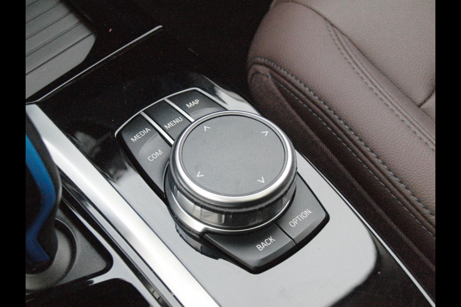 BMW iX3 Executive 80 kWh | SOH 99% | Panoramadak | Camera | Trekhaak | Sfeerverlichting | Apple Carplay |