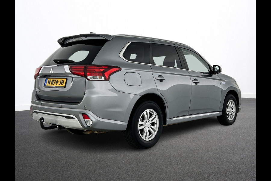 Mitsubishi Outlander 2.4 PHEV 165kW Pure Auto. Trekhaak Navigatie Apple Carplay/Android Auto Camera Parkeersensoren Cruise Control Stoelverwarming Climate Control Lichtmetalen velgen Getinte ramen