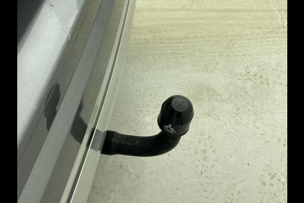 Mitsubishi Outlander 2.4 PHEV 165kW Pure Auto. Trekhaak Navigatie Apple Carplay/Android Auto Camera Parkeersensoren Cruise Control Stoelverwarming Climate Control Lichtmetalen velgen Getinte ramen