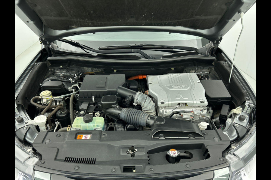 Mitsubishi Outlander 2.4 PHEV 165kW Pure Auto. Trekhaak Navigatie Apple Carplay/Android Auto Camera Parkeersensoren Cruise Control Stoelverwarming Climate Control Lichtmetalen velgen Getinte ramen