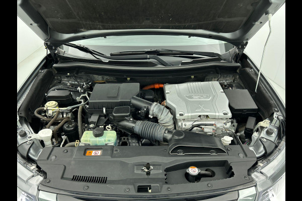 Mitsubishi Outlander 2.4 PHEV 165kW Pure Auto. Trekhaak Navigatie Apple Carplay/Android Auto Camera Parkeersensoren Cruise Control Stoelverwarming Climate Control Lichtmetalen velgen Getinte ramen