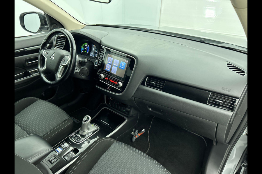 Mitsubishi Outlander 2.4 PHEV 165kW Pure Auto. Trekhaak Navigatie Apple Carplay/Android Auto Camera Parkeersensoren Cruise Control Stoelverwarming Climate Control Lichtmetalen velgen Getinte ramen
