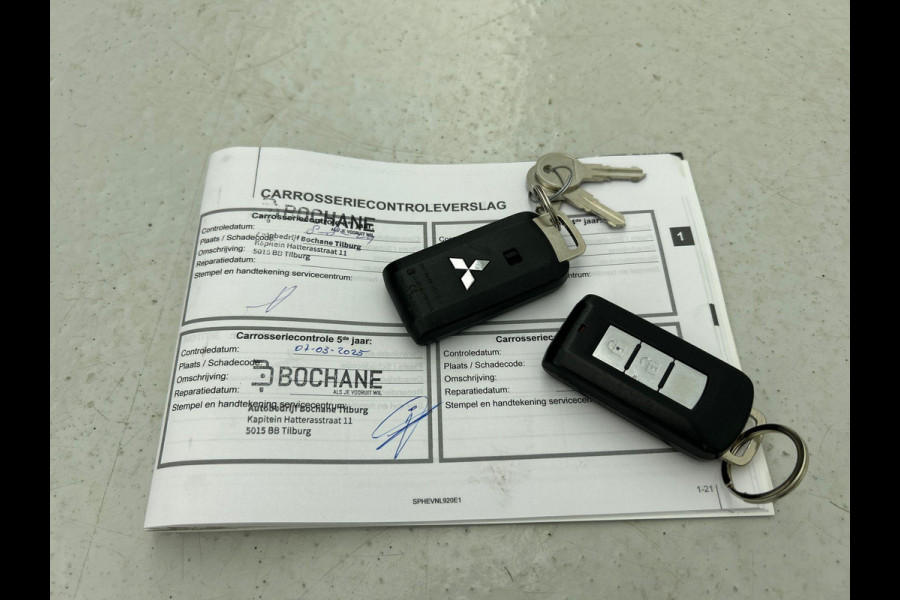 Mitsubishi Outlander 2.4 PHEV 165kW Pure Auto. Trekhaak Navigatie Apple Carplay/Android Auto Camera Parkeersensoren Cruise Control Stoelverwarming Climate Control Lichtmetalen velgen Getinte ramen