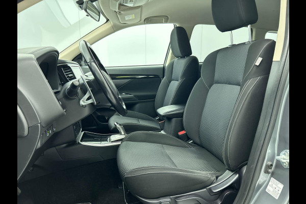 Mitsubishi Outlander 2.4 PHEV 165kW Pure Auto. Trekhaak Navigatie Apple Carplay/Android Auto Camera Parkeersensoren Cruise Control Stoelverwarming Climate Control Lichtmetalen velgen Getinte ramen