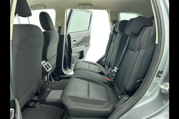 Mitsubishi Outlander 2.4 PHEV 165kW Pure Auto. Trekhaak Navigatie Apple Carplay/Android Auto Camera Parkeersensoren Cruise Control Stoelverwarming Climate Control Lichtmetalen velgen Getinte ramen