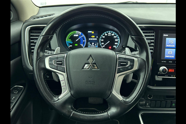 Mitsubishi Outlander 2.4 PHEV 165kW Pure Auto. Trekhaak Navigatie Apple Carplay/Android Auto Camera Parkeersensoren Cruise Control Stoelverwarming Climate Control Lichtmetalen velgen Getinte ramen