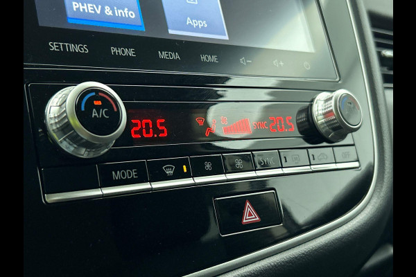 Mitsubishi Outlander 2.4 PHEV 165kW Pure Auto. Trekhaak Navigatie Apple Carplay/Android Auto Camera Parkeersensoren Cruise Control Stoelverwarming Climate Control Lichtmetalen velgen Getinte ramen
