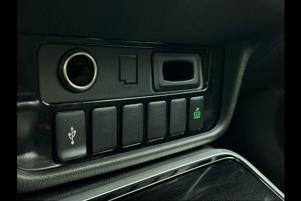 Mitsubishi Outlander 2.4 PHEV 165kW Pure Auto. Trekhaak Navigatie Apple Carplay/Android Auto Camera Parkeersensoren Cruise Control Stoelverwarming Climate Control Lichtmetalen velgen Getinte ramen