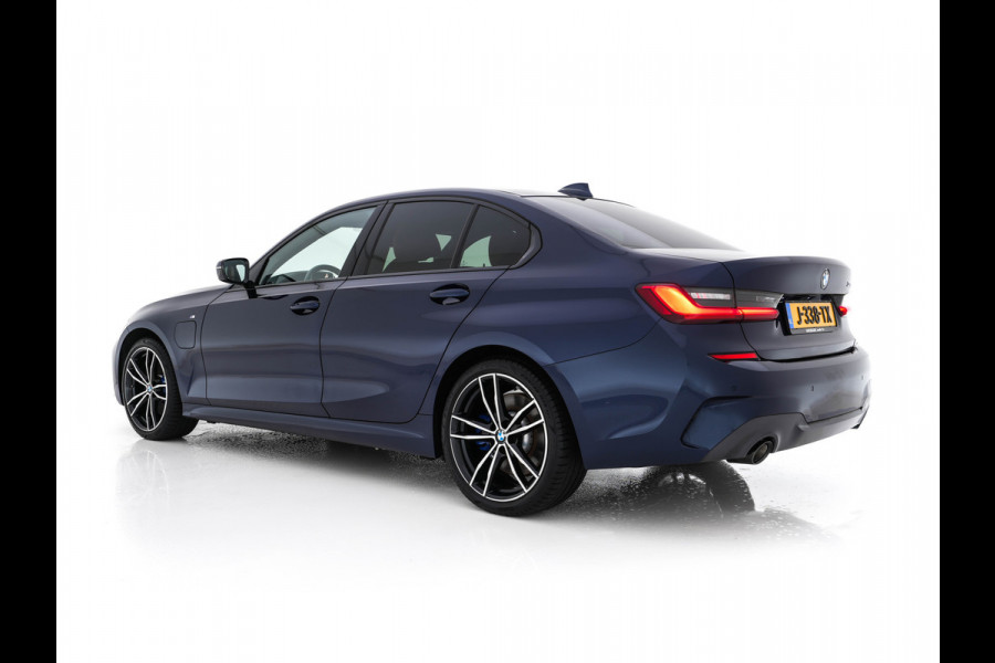 BMW 3-serie 330e eDrive M-Sportpack Edition Plug-In (INCL-BTW) *LUXURY-LEATHER | FULL-LED | HEATED-SPORTSEATS | DIGI-COCKPIT | HIFI-SOUND | NAVI-FULLMAP | AMBIENT-LIGHT | PRIVACY-GLASS | SHIFT-PADDLES | KEYLESS | DAB | ECC | PDC | CARPLAY | ..