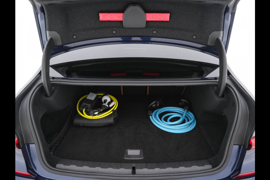 BMW 3-serie 330e eDrive M-Sportpack Edition Plug-In (INCL-BTW) *LUXURY-LEATHER | FULL-LED | HEATED-SPORTSEATS | DIGI-COCKPIT | HIFI-SOUND | NAVI-FULLMAP | AMBIENT-LIGHT | PRIVACY-GLASS | SHIFT-PADDLES | KEYLESS | DAB | ECC | PDC | CARPLAY | ..