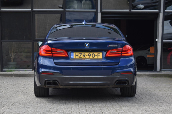 BMW 5 Serie M550i xDrive High Executive HUD Pano Lane ACC B&W Sfeer