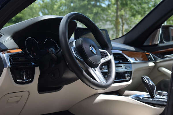 BMW 5 Serie M550i xDrive High Executive HUD Pano Lane ACC B&W Sfeer